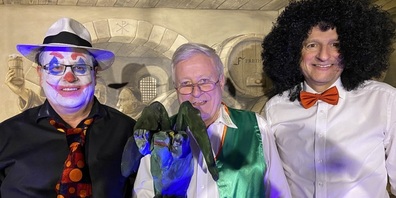 Von links: Drachentöter-Chefredaktor Herbert Bosshaurt, Drachenpreis-Gewinner Sepp Brunschwiler und Drachenpreis-Stifter Roger Wichser (Raiffeisenbank Gossau-Andwil-Niederwil).