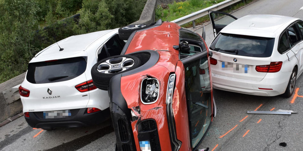 Eines der Autos kippte aufgrund der Kollision zur Seite.