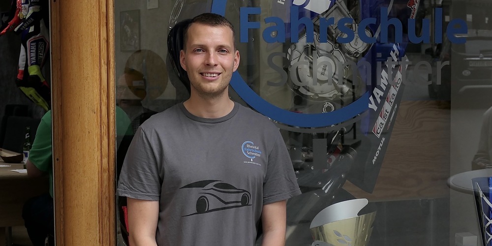 Ex-Motorradrennfahrer Dominic Schmitter präsentierte stolz sein neues Fahrschullokal