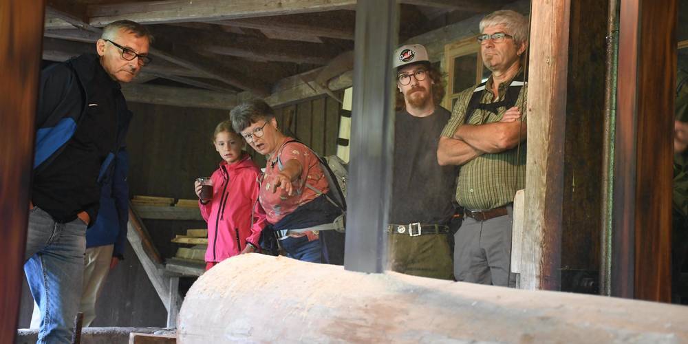 So zersägte man früher im Hätschberg Stämme. Dies erstaunte einige an der Sägewanderung.