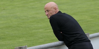 FCSG-Trainer Peter Zeidler schaute den Widnauer Fussballern genau auf die Füsse