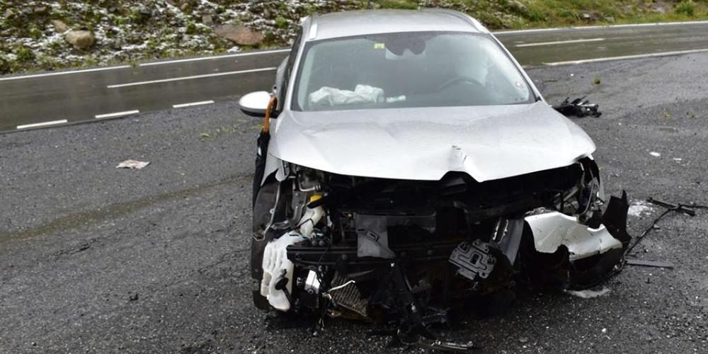 Glück im Unglück für eine Automobilistin: Sie überstand einen spektakulären Selbstunfall mit nur leichten Verletzungen.