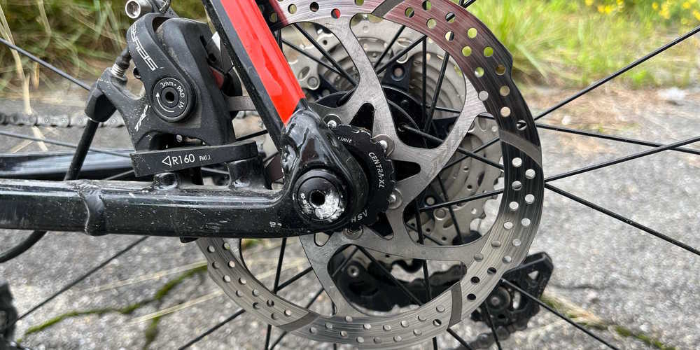Der Velofahrer musste vom Rettungsdienst ins Spital gebracht werden.