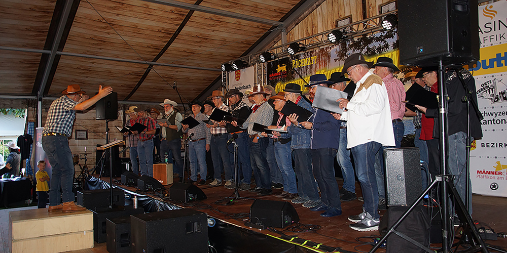 Der Auftritt des Männerchors Pfäffikon am Etzel gehört immer zu den Höhepunkten der Country Music Night