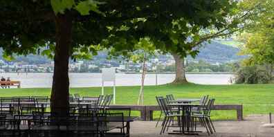 Im Aussenbereich des Restaurants Pier 2 bei der OST in Rapperswil geniessen die Gäste wunderbare Seesicht