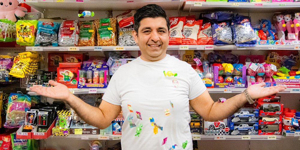 Jan Arab und sein Sweet Schaffhausen: Auch nach zehn Jahren ist der «Candyman» mit Leidenschaft bei der Sache und verkauft auch weiterhin Drinks, Snacks und Süssigkeiten aus aller Welt.