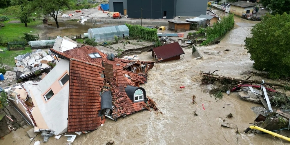 Die Wassermassen reissen ganze Häuser weg.