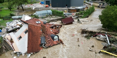 Die Wassermassen reissen ganze Häuser weg.