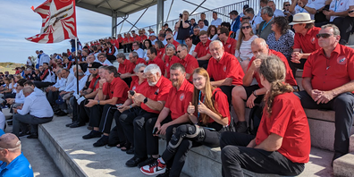 Eröffnung: Jenny und Vater Andy, im Vordergrund und Inge und Herbert Grad links dahinter bei der Eröffnungsfeier.