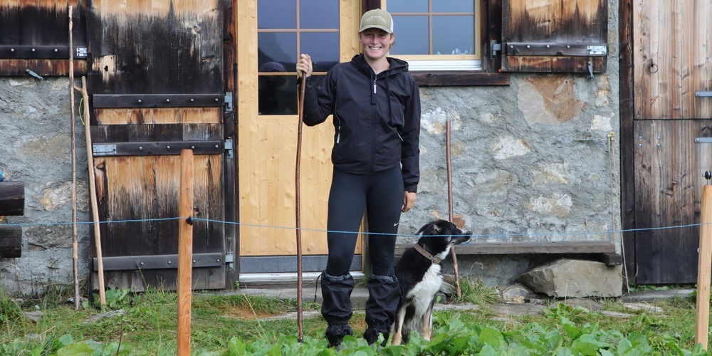 Ein Alltag zwischen Arbeit und Angst: Lorena Ritter und Hund Asco bestreiten das Hirtenleben Auge um Auge mit einem Wolfsrudel. Nebst dem Tagwerk, das die beiden physisch stark fordert, bringt die Ist-Situation das Gespann auch psychisch an ihre Grenzen. (Bilder Michael Kohler)