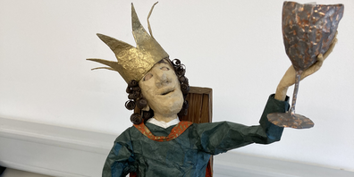 «Einer auf dem hohen Tron» aus Pappmaché von Gabi Felber-Aigner.