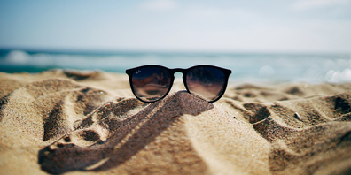 Sonnenbrillen sollen die Augen vor UV-Strahlung schützen. Am Strand und im Hochgebirge ist die Strahlung besonders intensiv. 