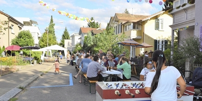 Geselliges Beisammensein auf der Zelglistrasse in Neuaffoltern.