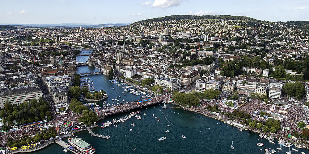 Heute ist es wieder soweit: Die Street Parade lockt hunderttausende Raverinnen und Raver nach Zürich. (Archivbild)