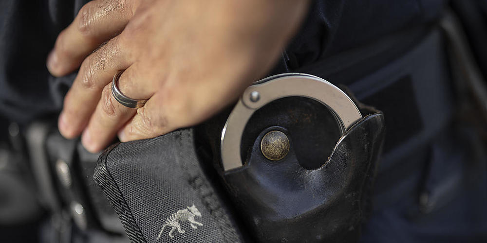 Die Polizei legte in Rorschach zwei Männer in Handschellen. (Symbolbild)