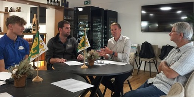 Sie stellten die neuen Sportförderangebote vor und berichteten von ihren Erfahrungen (v.l.): Etienne Schalch, ehemaliger Lernender bei Krattiger Holzbau Amriswil und NLA-Volleyballspieler bei Volley Amriswil, Dirk Schallenberg, Lehrlingsbeauftragter bei Krattiger, Martin Leemann, Chef Sportamt Thurgau, und Peter Bär von Volley Amriswil.