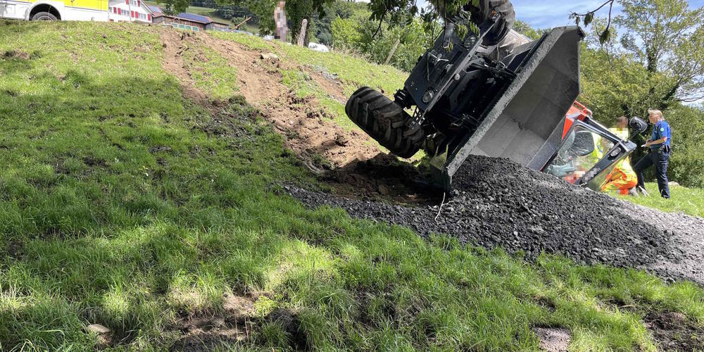 Der Fahrer wurde verletzt, konnte das Fahrzeug aber selbständig verlassen.