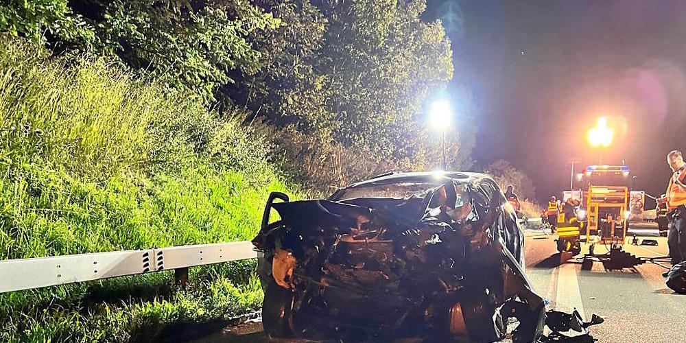 Ein Autofahrer ist bei einem Unfall mit einem Sattelschlepper am Mittwochabend auf der Autobahn A1 zwischen Utzwil und Wil SG lebensbedrohlich verletzt worden. Er musste mit der Rega ins Spital geflogen werden.