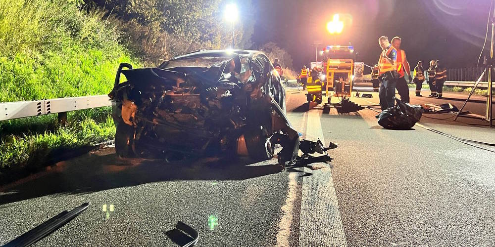 Der 21-Jährige wurde im Auto eingeklemmt.
