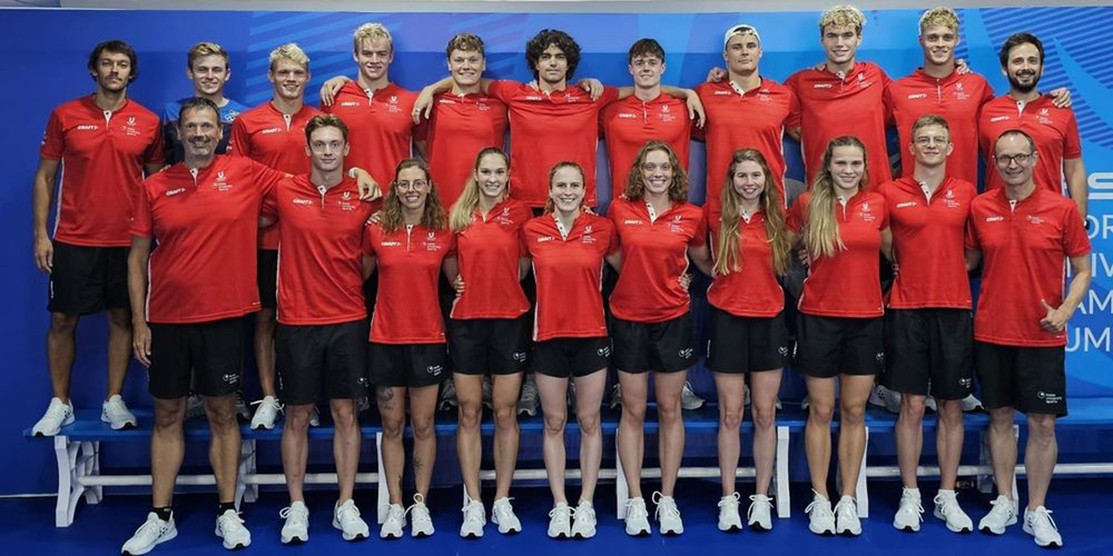 Team Foto: Vorne Nina Amman fünfte von links, hinten Fabio Toscan zweiter von links.