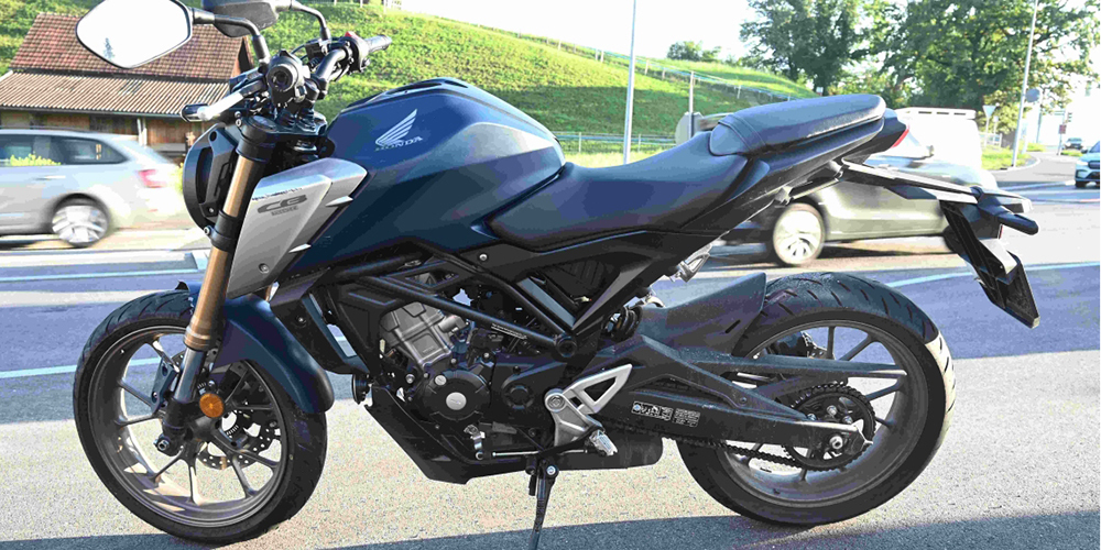 Der Motorradfahrer wurde bei der Kollision leicht verletzt.