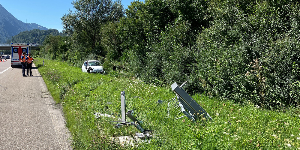 Die 73-jährige Lenkerin sowie die 13-jährige Beifahrerin wurden zur Kontrolle ins Spital gebracht.
