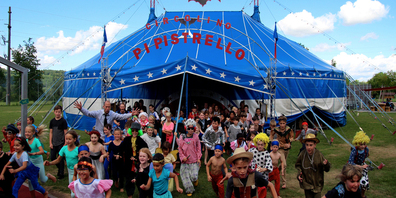 Der Zirkus gastiert auf dem Fussballplatz des Kinder Dörfli Lütisburg.