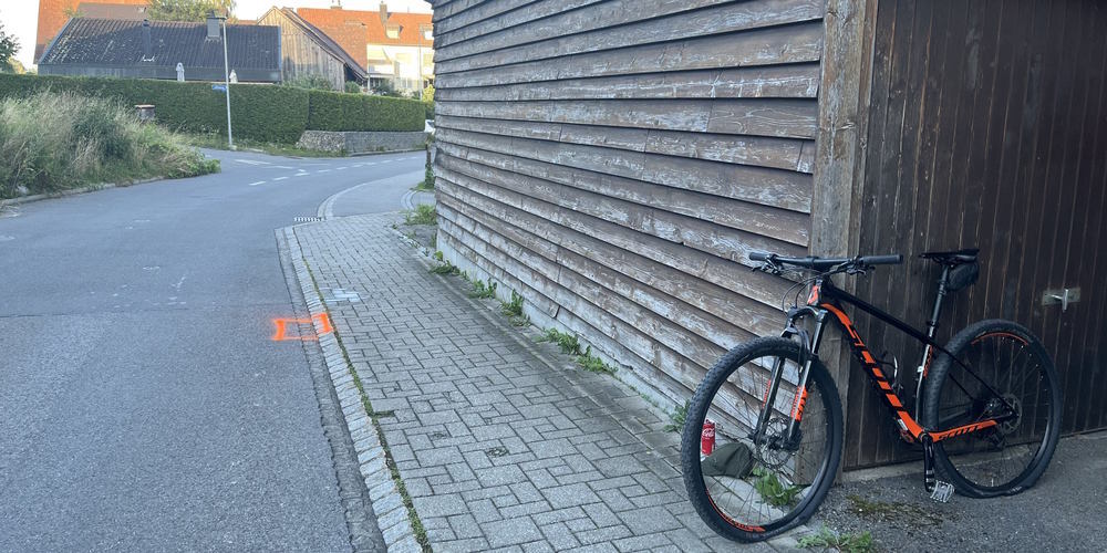 Der Velofahrer verletzte sich unbestimmt und musste ins Spital gebracht werden.