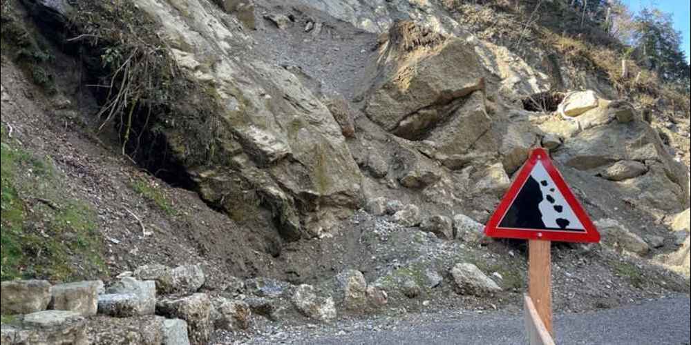 An den besonders kritischen Stellen wird mit Hinweisschildern auf das Steinschlag-Risiko aufmerksam gemacht.  Vor der Durchwanderung des entsprechenden Bereichs sollte man allerdings immer noch einen Kontrollblick in die Felswand tätigen.