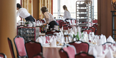 Wieder mehr zu tun für die Hotelangestellten im Kanton Schwyz: Die Zahl der Logiernächte nahm im ersten Halbjahr 2023 zu.