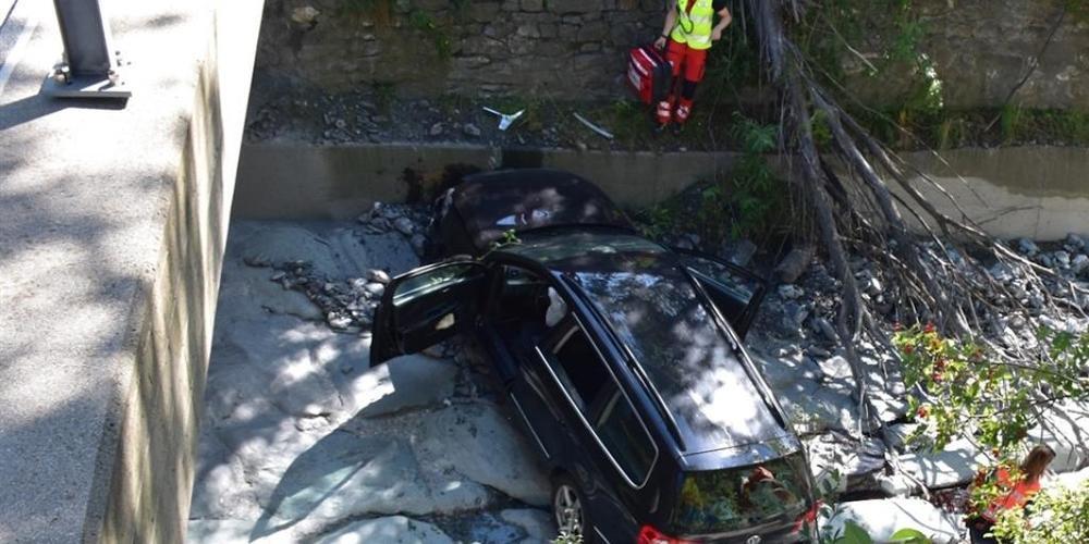 Ein Auto landete bei Trimmis GR in einem Bachbett. Alle drei Insassen wurden verletzt.