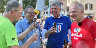 Rainer Salzgeber mit dem Gossauer Stadtpräsidenten Wolfgang Giella und dem Gemeindepräsidenten von Gaiserwald Boris Tschirky. 