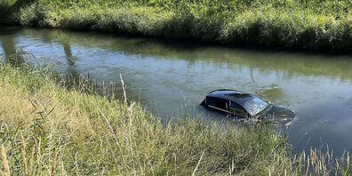 Das Auto kam erst im Kanal neben der Strasse zum Stillstand.