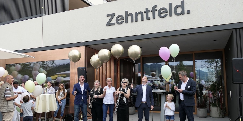 Anstatt ein rotes Band durchzuschneiden liessen sie Ballons in den Himmel steigen: v.l. Architekt Martin Ladinger, Miriam Stoffel, Yvonne Naef, Christa Köppel, Bruno Seelos und Architekt Andreas Cukrowicz
