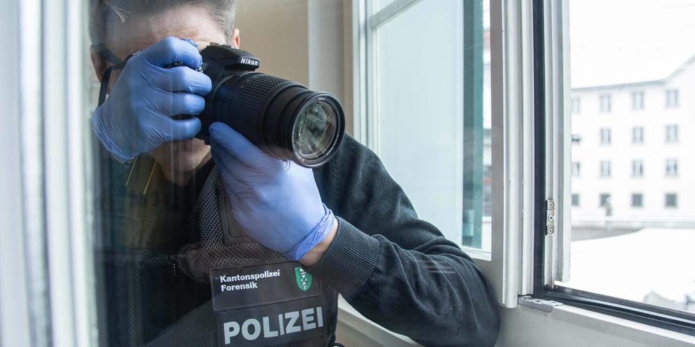 Der oder die Täter stiegen über ein Fenster in das Haus ein