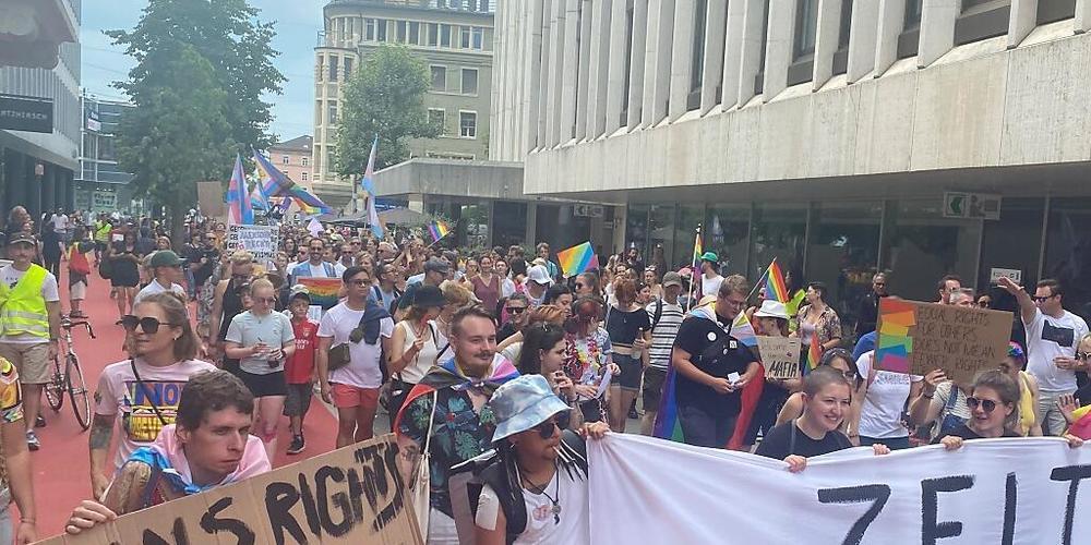 An der ersten St. Galler "Pride" zogen nach Angaben der Organisatoren 2500 Personen durch die Innenstadt.