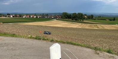 Das Auto landete aus der Linkskurve heraus nach 100 Metern auf dem Acker.