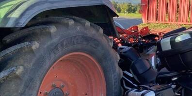 Das Motorrad wurde zwischen Traktor und Ladewagen eingeklemmt.
