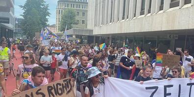 An der ersten St.Galler Pride zogen rund 2000 Personen durch die Innenstadt.