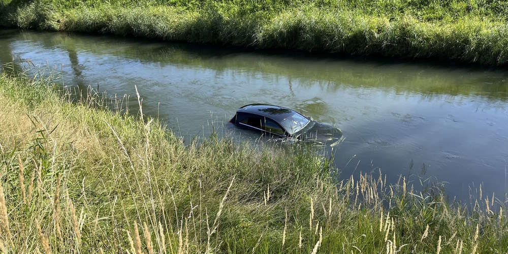 Beim Unfall, der für ein Auto im Kanal endete, wurde niemand verletzt.