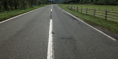 Zusätzlich zu den üblichen 10'000 Franken sind in diesem Jahr für Strassenmarkierungsarbeiten weitere 25'000 Franken budgetiert. (Symbolbild)