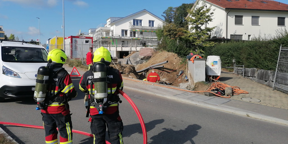 Gasleck: Feuerwehrleute an der Felsenstrasse im Einsatz. 