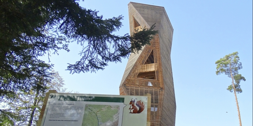 Höhe- und Schlusspunkt des Erlebnispfades bildet der Aussichtsturm Hardwald, wo man sich an Grillstellen, Tischen, Bänken und einem Brunnen stärken kann.