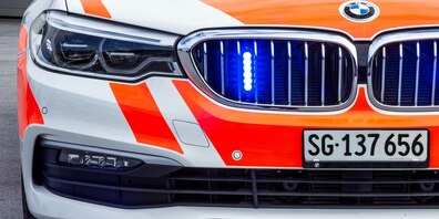 Zusätzlich werden der 23-jährige Schweizer und der 20-jährige Mitfahrer auch wegen Sachbeschädigung angezeigt. Ihnen wird vorgeworfen, die Messanlage beschädigt zu haben.