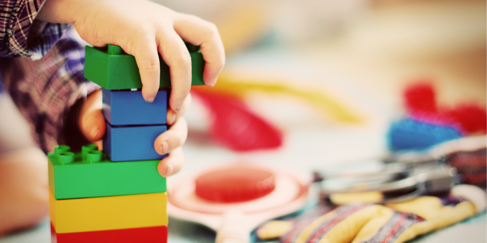 Der Regierungsrat plant die Schaffung einer gesetzlichen Grundlage für die finanzielle Entlastung von Familien mit einem Kind mit besonderen Bedürfnissen beim Besuch einer Kinderbetreuungseinrichtung. 