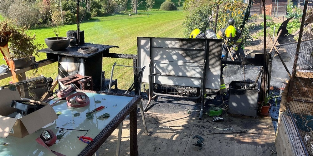 Beim Gewächshaus-Brand wurde niemand verletzt, es entstand aber Sachschaden. Die aufgefundenen Hanf-Pflanzen wurden sichergestellt.