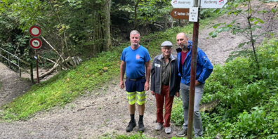 Der Leiter Unterhaltsdienst Alexander Kobler, Pirmin Baumgartner und Marcel Biedermann kennen sich aus auf dem Altstätter Wanderwegnetz (v.l.n.r.)