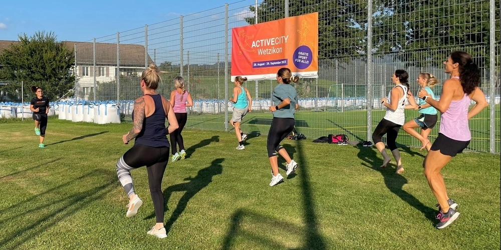 Bei Active City werden kostenlose Trainings im Freien angeboten.