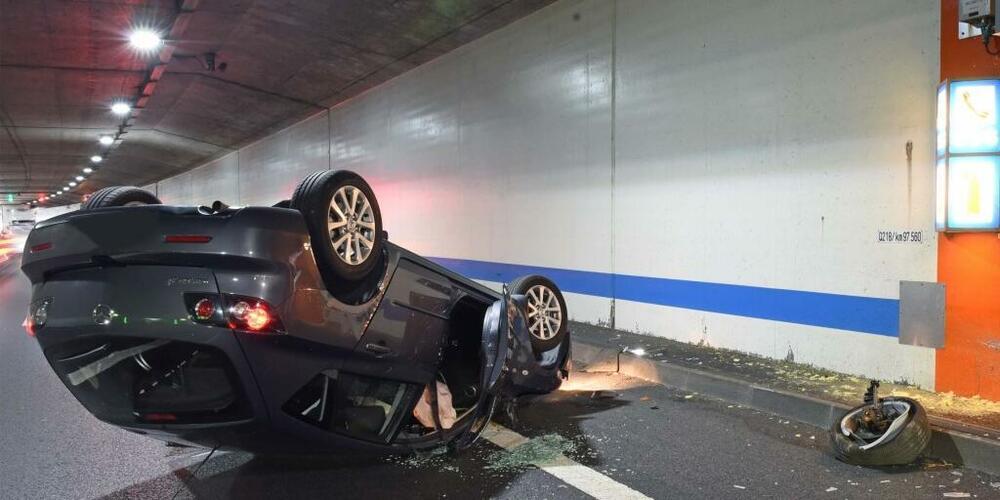 Das Auto landete im Tunnel Schlund auf dem Dach.