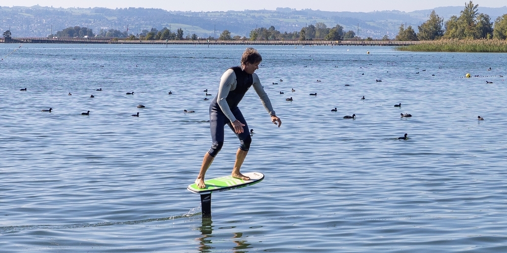 Der Wassersport-Trend des Pumpfoilings ist am Obersee angekommen. Hier gleitet man ohne Paddel nur mit Muskelkraft übers Wasser.